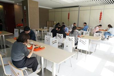 探索公益新路徑 奉賢民營企業為何“倒貼錢”運營社區食堂？